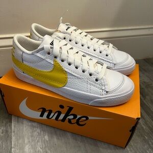 Women’s Blazer Low Jumbo white/ vivid sulfur black